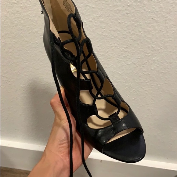 Nine West tie up heels - Picture 3 of 8